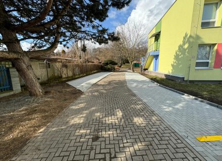 Nová parkovací místa a brána u MŠ Pastelka 4