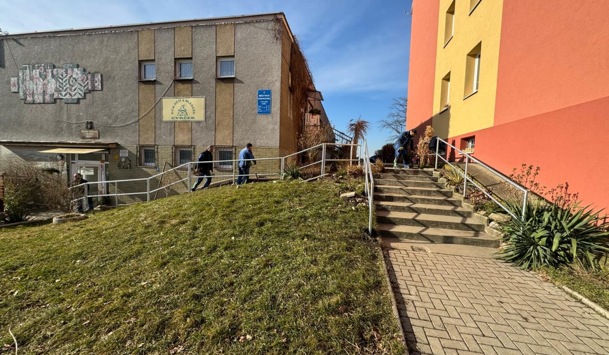 Zábradlí u DDM Cvrček na sídlišti Hamry